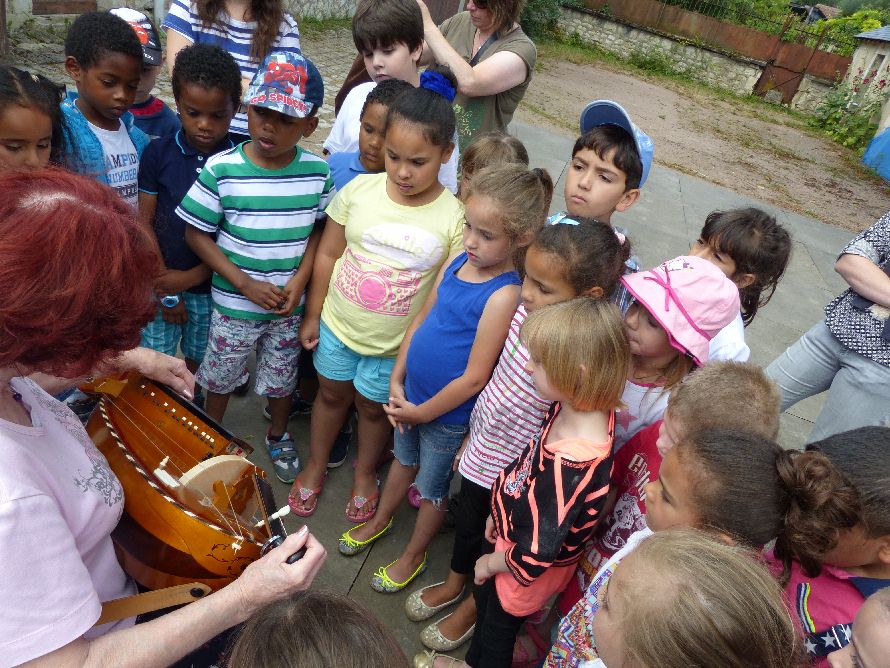 Un instrument de musique : la vielle  roue